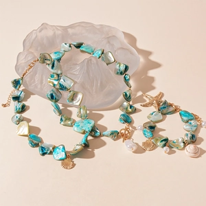 Set gioielli dorati con conchiglie turchesi, perle e ciondoli a forma di stella marina