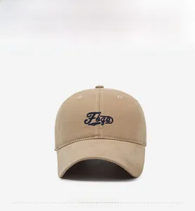 Dettaglio cappello beige con ricamo a lettere Foge blu navy e stile vintage americano