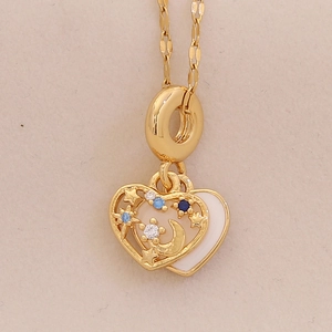 Collana con ciondolo a cuore dorato con luna stella e zirconi colorati incastonati