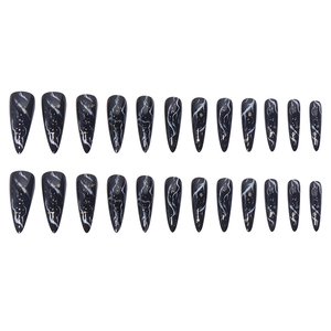 Faux ongles stiletto longs avec motif marbre gris foncé et éclats de feuilles d'or élégants