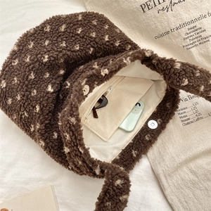 Détail de l'intérieur du sac en peluche avec doublure, poche zippée et fermoir aimanté