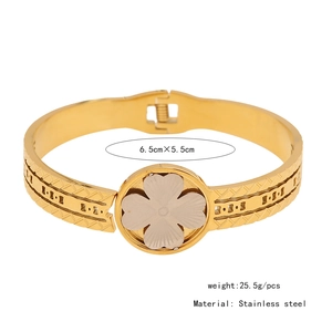Dettaglio bracciale quadrifoglio con trama geometrica e materiali in acciaio inox