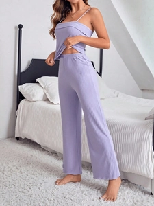 Détail d'un ensemble de pyjama côtelé lavande avec caraco et pantalon large fluide