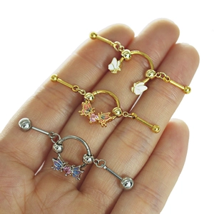Detailansicht der Butterfly-Industrial-Barbell-Piercings in Gold- und Silberoptik