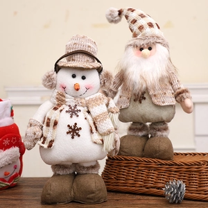 Gestrickte Weihnachtsfiguren als Schneemann und Wichtel mit Teleskopbeinen für Tischdeko