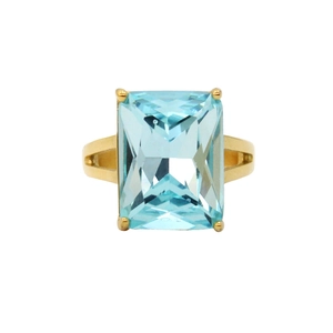 Dettaglio dell'anello con zircone blu cielo taglio smeraldo e struttura in oro cavo