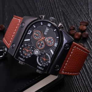 Dettaglio orologio da uomo al quarzo con movimenti multipli, cinturino in pelle e grande quadrante.