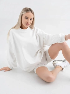 Μίνιμαλ λευκό oversized φλις φούτερ για γυναίκες σε καθαρή φωτογράφιση στο στούντιο