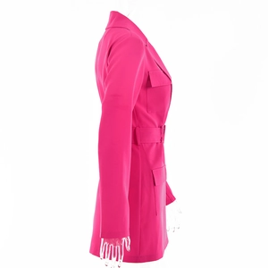 Vue latérale du blazer rose à manches longues avec ceinture assortie et poches à rabat