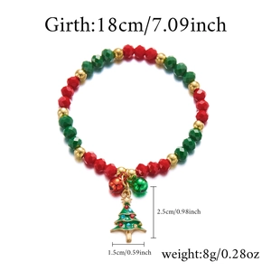 Vista dettagliata del bracciale natalizio di perline con ciondolo ad albero e dimensioni