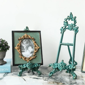 Soporte de caballete de hierro vintage con tallas ornamentadas para fotos y libros