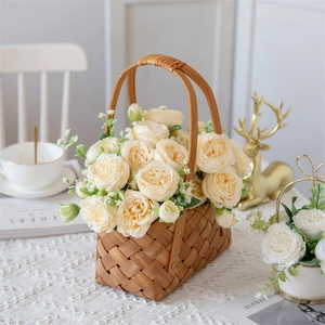 Panier tressé fait main avec bouquet de pivoines et roses artificielles couleur crème