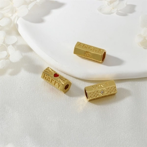 Lot de trois perles rectangulaires plaquées or 18 carats avec gravures AMOUR HAPPY et LOVE