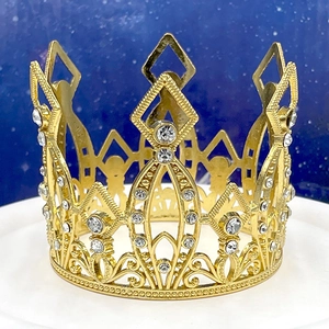 Tiara dorata per bambine con strass trasparenti su uno sfondo blu stellato