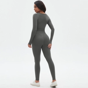 Vue détaillée d'ensemble de yoga gris sans couture avec legging galbant et haut serré