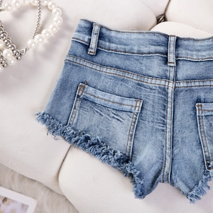 Detailansicht hellblauer Jeansshorts mit ausgefranstem Saum und Distressed-Look