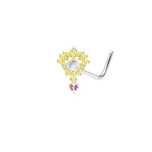 Piercing naso a L dorato con opale centrale e un ciondolo a cuore rosa con gemma