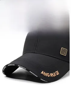 Gros plan détaillé de la visière rigide avec broderie dorée et logo sur la casquette