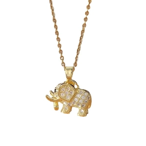 Collier éléphant en titane doré avec pierres de zircone pavées sur fond blanc