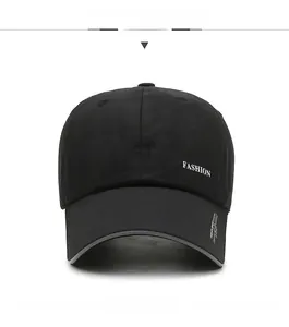 Dettaglio del cappellino da baseball nero traspirante con scritta FASHION e riflessi