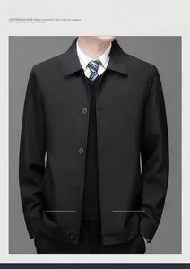 Detail einer schwarzen Herren-Business-Jacke mit Reverskragen und Knopfverschluss
