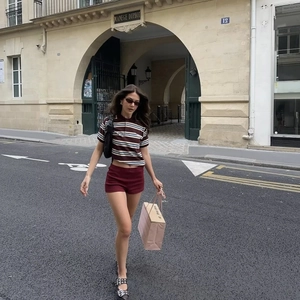 Set polo crop a righe vintage e pantaloncini slim abbinati in stile street classico