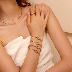 Set minimalista in acciaio placcato oro 18K con anello SISI e bracciali a strati