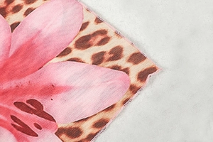 Dettaglio del tessuto leopardato e floreale rosa con rifinitura della cucitura overlock rosa