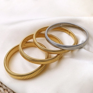 Set di 4 bracciali elastici con trama a serpente in finiture oro e argento moda