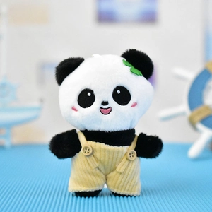 Schattige pluche panda met gele corduroy tuinbroek, macro-opname van de zachte textuur.
