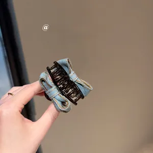 Detail der Haarklammer mit Denim-Schleife und gelben Nähten für stilvolles Haar