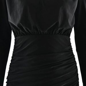 Détail de la taille froncée et du tissu plissé sur cette robe moulante noire élégante