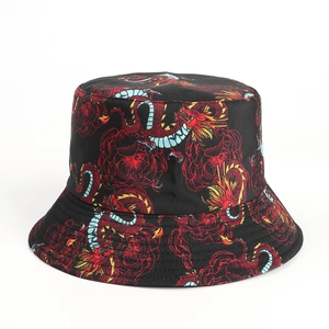 Dettaglio del cappello alla pescatora con stampa di drago rosso su tela nera