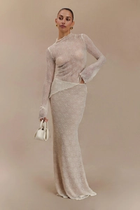 Détail de la texture de l'ensemble beige en dentelle crochet avec haut et jupe longue
