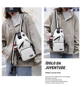 Détail du sac de poitrine en nylon blanc imperméable avec plusieurs compartiments zippés