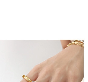 Détail de la chaîne épaisse plaquée or 18 carats et du bracelet diamanté au poignet