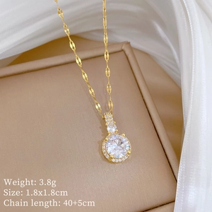 Vue détaillée du collier en zircon, poids 3.8g, taille 1.8x1.8cm et chaîne de 40+5cm