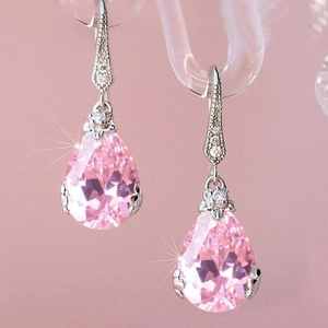 Elegante oorbellen met roze zirkoon druppel en pavé gezette diamanten haken in zilver