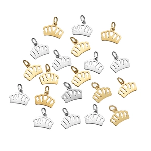 Pendentifs couronne en or 18 carats et argent pour bracelets sur fond blanc