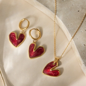 Set di gioielli vintage con collana a cuore smaltata rossa e orecchini abbinati