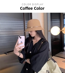 Dettaglio cappello pescatore in maglia color caffè con fascia in pelle e fibbia d'oro