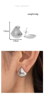 Detailed size specifications for shell-shaped stainless steel stud earrings with model view
