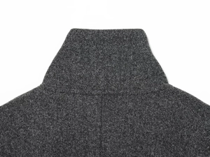 Détail de couture sur col montant d'une veste en laine gris foncé de haute qualité