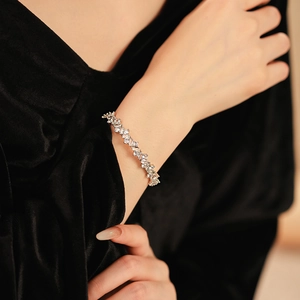 Détail macro du bracelet en zircon argenté montrant le serti pavé de pierres brillantes