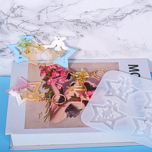 Détail du moule en silicone étoile avec porte-clés en résine et flocons dorés