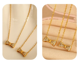 Gros plan d'un collier doré avec pendentif nœud et zircons scintillants dans un écrin