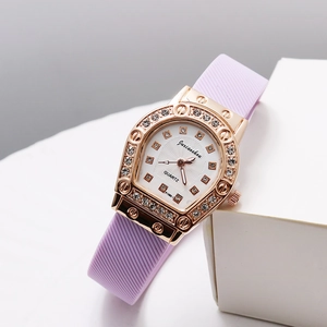 Makroaufnahme einer roségoldenen Tonneau-Uhr mit Strasssteinen und lila Silikonarmband
