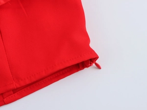 Détail d'un haut rouge avec une fermeture éclair invisible et des coutures précises
