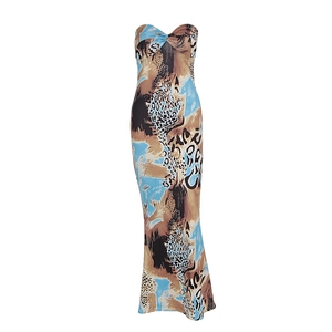 Détail d'une robe maxi bustier sirène avec imprimé patchwork bleu et léopard élégant