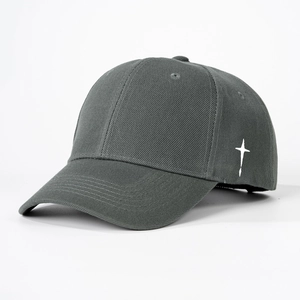 Détail de la casquette gris foncé montrant le sergé de coton et l'étoile brodée